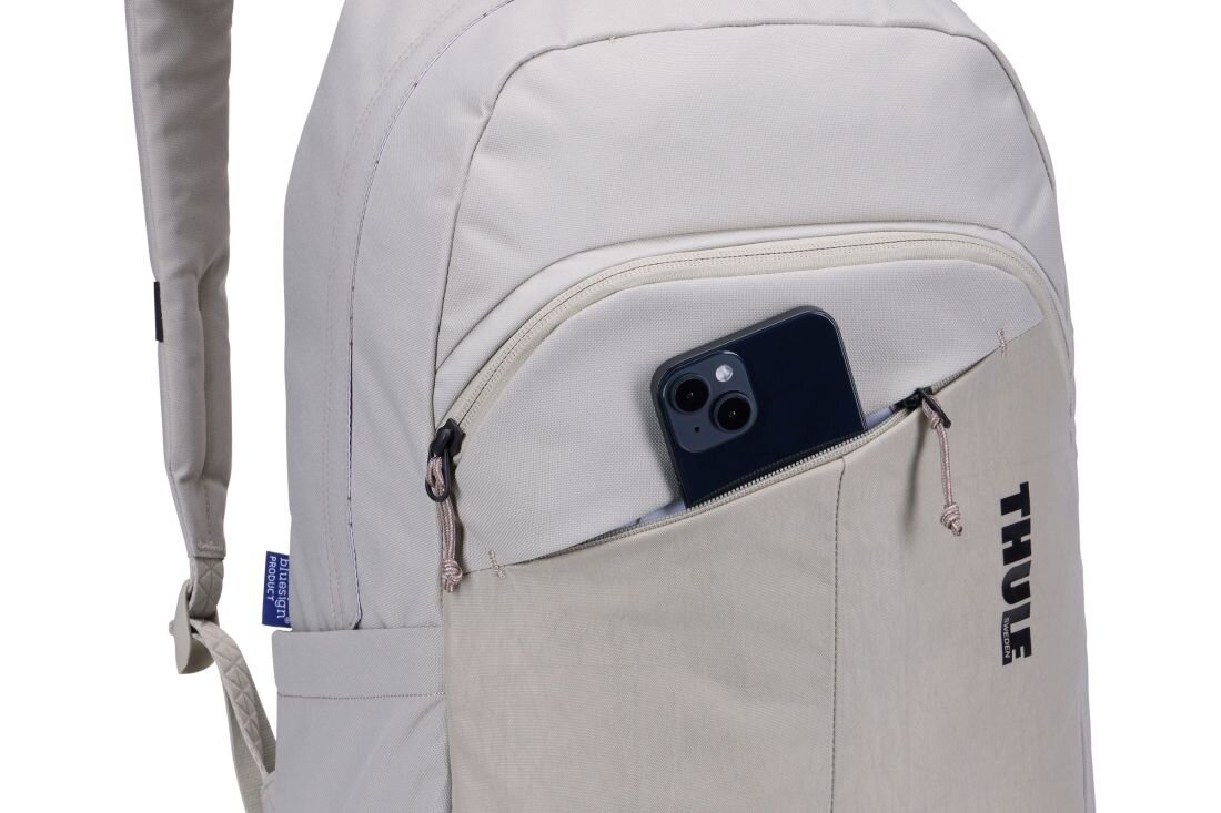 Plecak Thule Gauntlet Sleeve z przednią kieszenią prezentuje smartfon podczas organizacji niezbędnych akcesoriów do codziennych dojazdów 
