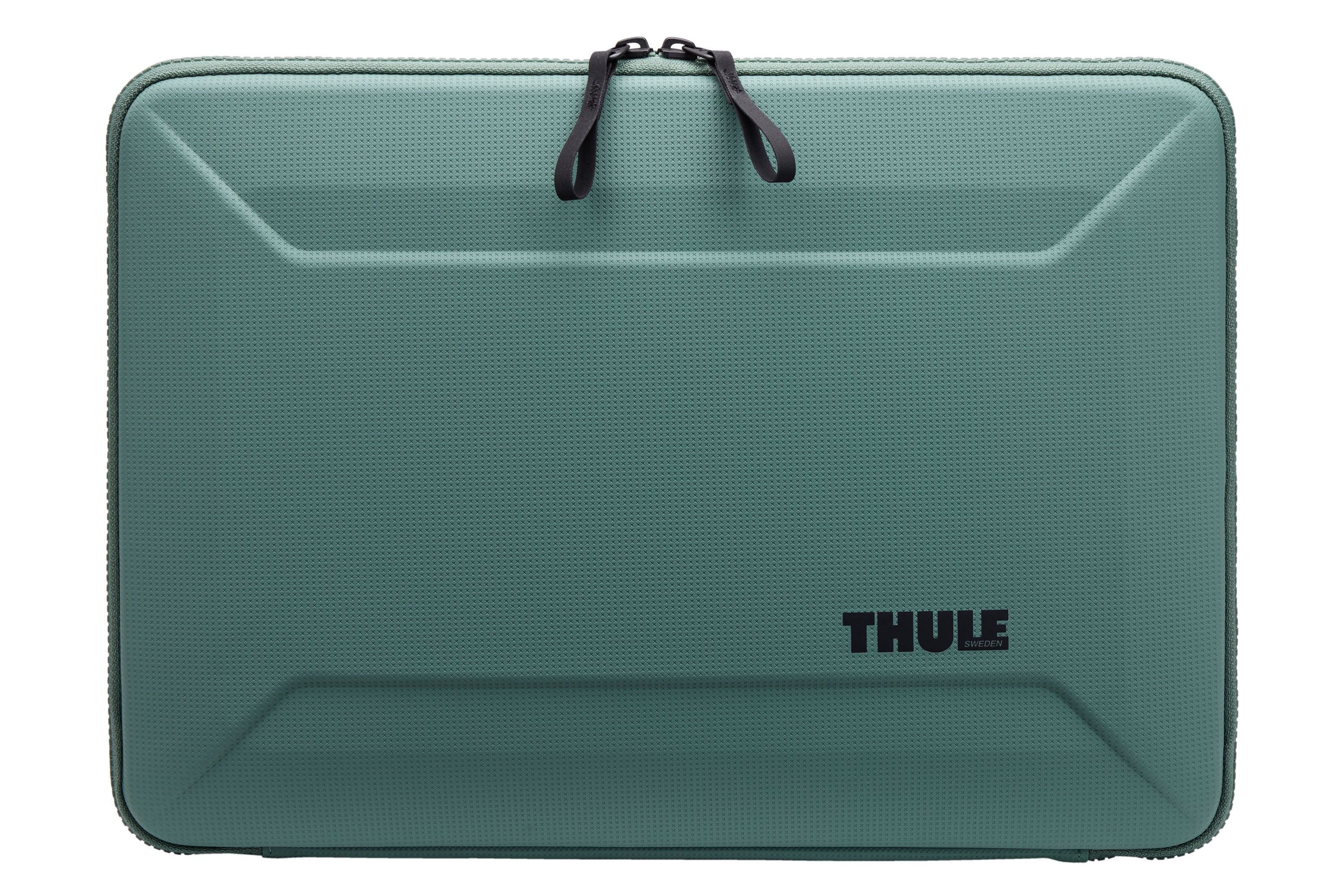 Zielone etui na laptopa z teksturą, z dwoma czarnymi suwakami na górze. Widoczne jest logo \'THULE\' w dolnym rogu.