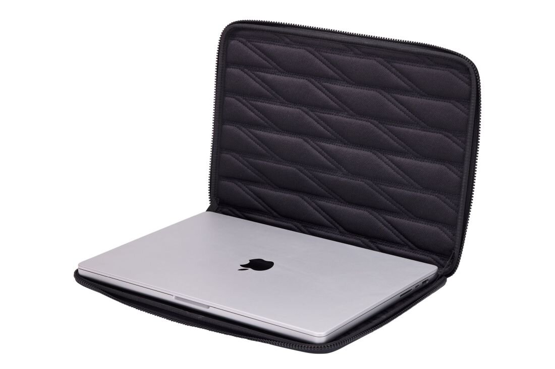 Etui Thule Gauntlet Sleeve z laptopem wewnątrz pokazuje wyściełane wnętrze podczas bezpiecznego przechowywania sprzętu mobilnego 