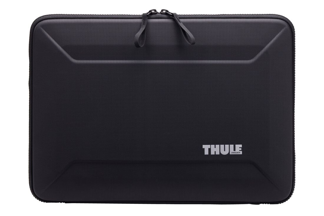 Etui Thule Gauntlet Sleeve prezentuje wytrzymałą konstrukcję i logo Thule na jasnym tle podczas codziennego użytkowania biznesowego 