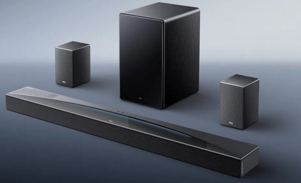 Soundbar TCL Q85H Pro Dolby Atmos DTS:X 7.1.4 potężny głośnik niskotonowy kinowe brzmienie, urządzenie stojące na podłodze po skosie