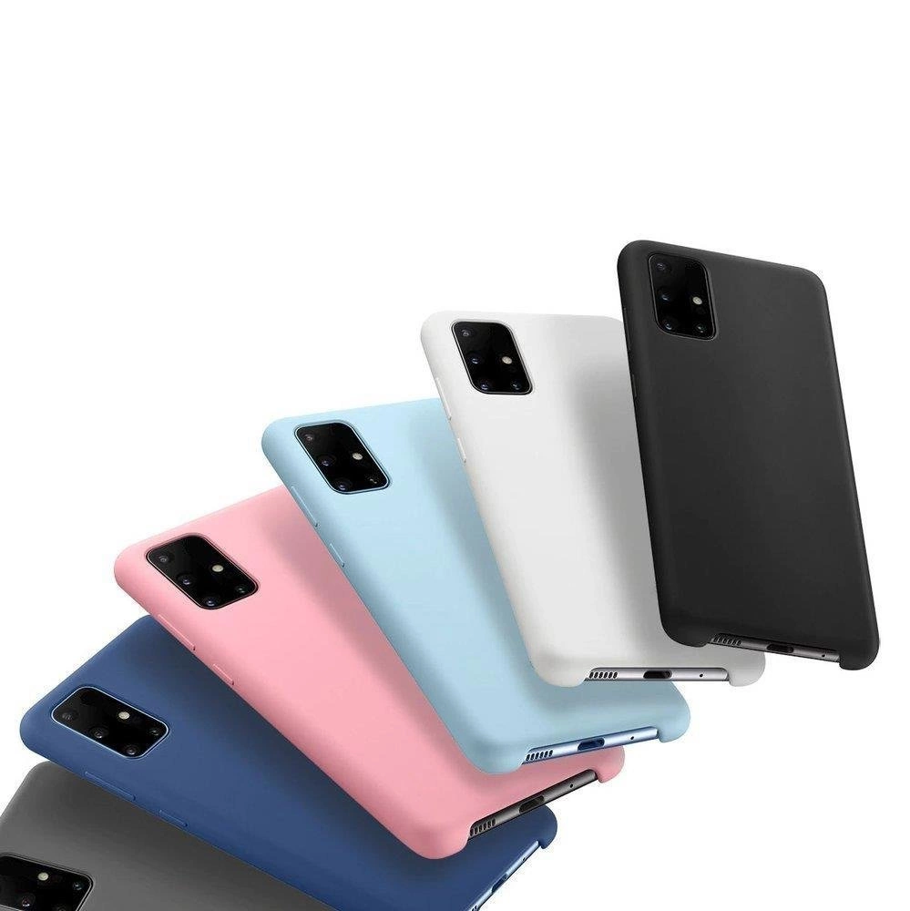 Na obrazie widoczne są żelowe etui na telefon w różnych kolorach: czarnym, białym, niebieskim, różowym i granatowym. Etui mają wycięcia na aparat i porty telefonu.