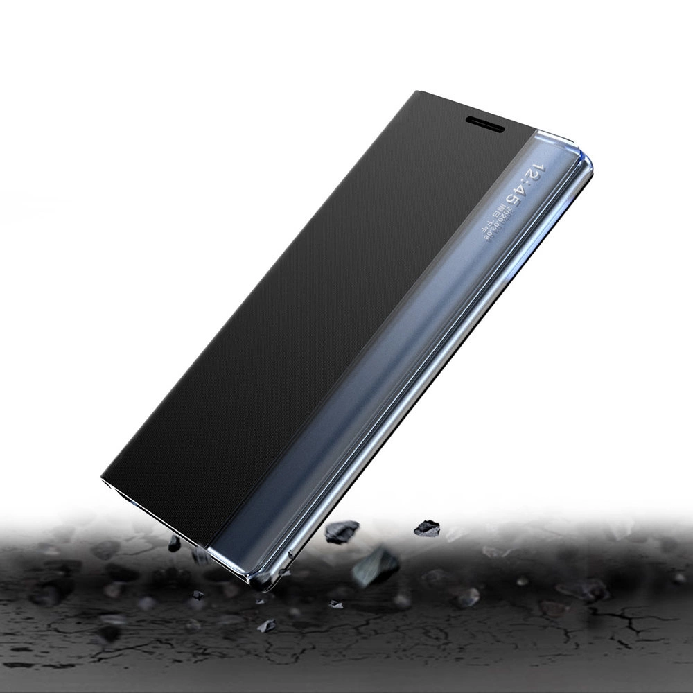 Etui na telefon w kolorze czarnym z przezroczystą częścią, unosi się nad powierzchnią z rozpryskującymi się odłamkami. Na przezroczystej części widoczny jest wyświetlacz z godziną 12:45.