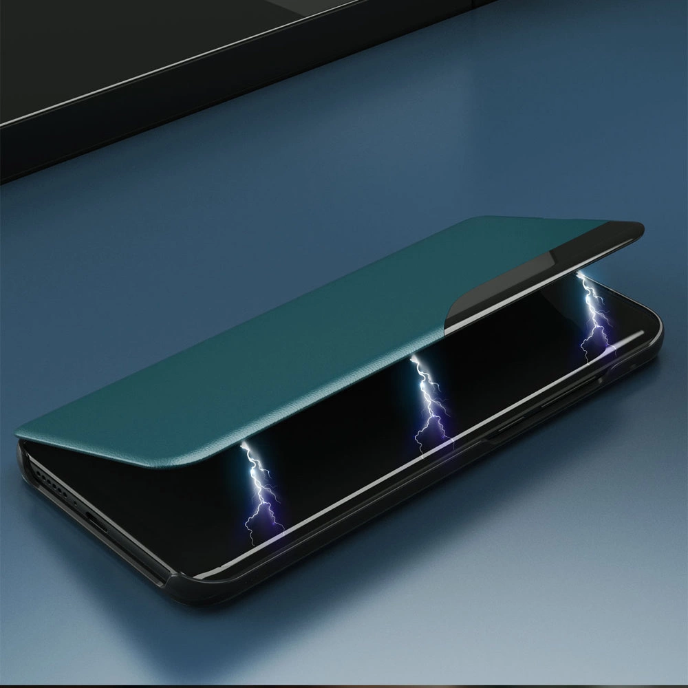 Etui na telefon w kolorze ciemnozielonym z klapką, na ekranie widoczne są efekty świetlne przypominające błyskawice. Etui leży na niebieskiej powierzchni.