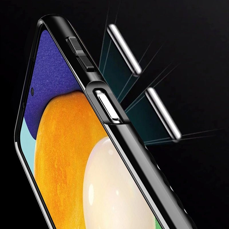 Zbliżenie na czarny, elastyczny pokrowiec ochronny na smartfon z widocznymi przyciskami bocznymi. W tle widać fragment ekranu telefonu z kolorowym wyświetlaczem.