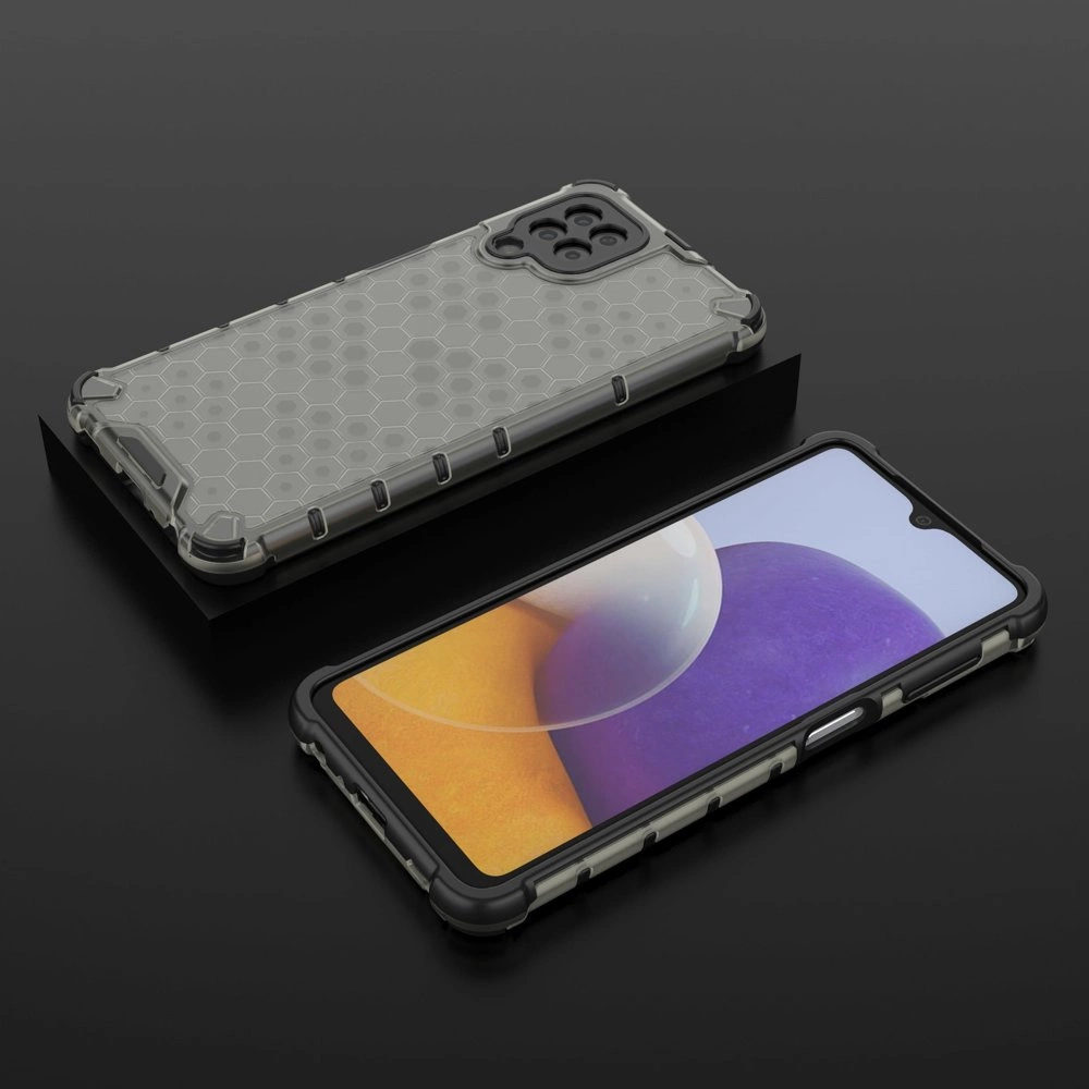 Na obrazie widoczne są dwa etui na telefon, jedno z widocznym ekranem, a drugie z tylną częścią z wzorem plastra miodu. Oba etui mają żelową ramkę i są w kolorze czarnym.