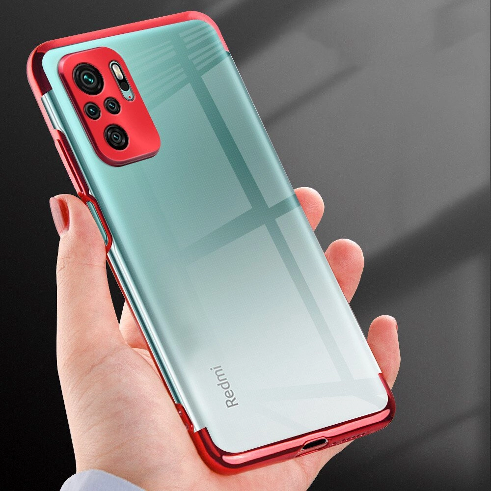 Osoba trzyma telefon w przezroczystym etui z metaliczną ramką w kolorze czerwonym. Na etui widoczny jest napis \'Redmi\'.