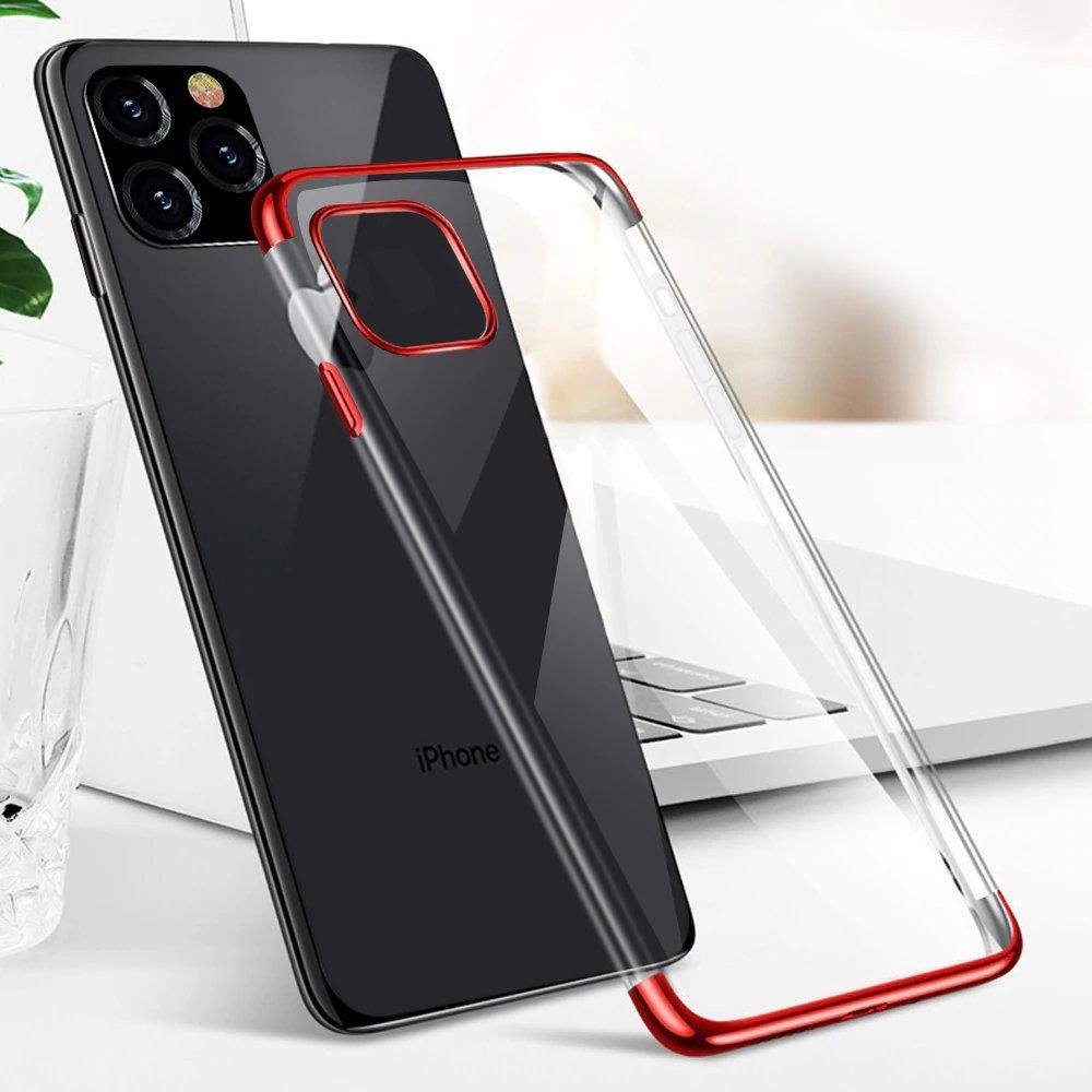 Na obrazie widoczny jest przezroczysty etui z metaliczną czerwoną ramką, nałożony na czarny smartfon z trzema obiektywami aparatu. W tle znajduje się klawiatura laptopa i szklanka z wodą.
