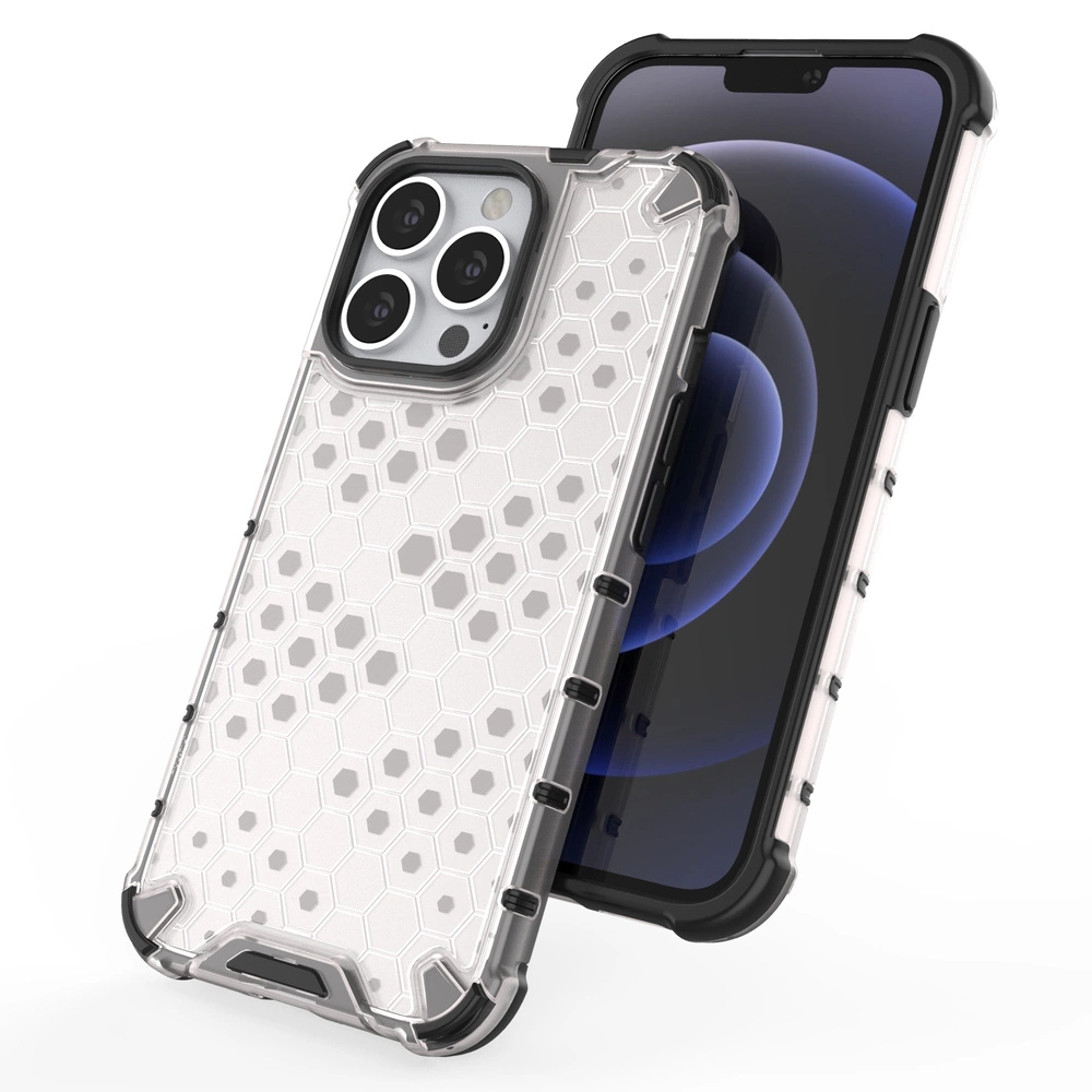 Etui na telefon z przezroczystym tyłem o wzorze plastra miodu i czarną żelową ramką. Widoczny jest telefon z trzema aparatami w etui.