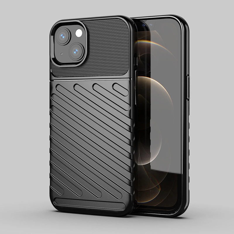 Czarne, elastyczne etui pancerne na iPhone 13 Mini z teksturowanym wzorem i wycięciami na aparat. Telefon w etui jest widoczny z przodu i z tyłu na szarym tle.