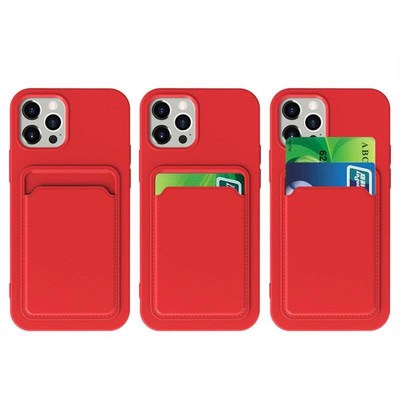 Trzy czerwone silikonowe etui na telefon z kieszonką na karty, z czego dwa mają włożone karty płatnicze. Etui posiadają wycięcia na aparat z trzema obiektywami.