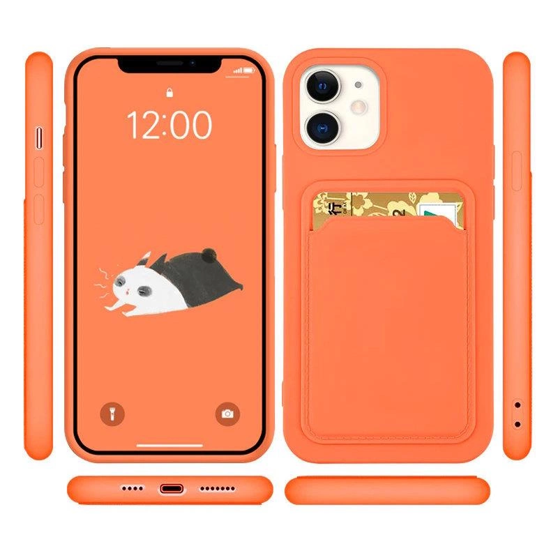 Pomarańczowe silikonowe etui na telefon z kieszonką na kartę, w której znajduje się karta z wzorem kwiatowym. Na ekranie telefonu widoczna jest godzina 12:00 i grafika przedstawiająca zwierzę w czapce.