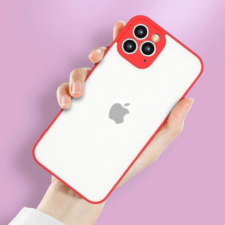 Osoba trzyma telefon w czerwonym etui z trzema widocznymi obiektywami aparatu. Na etui znajduje się logo w kształcie nadgryzionego jabłka.