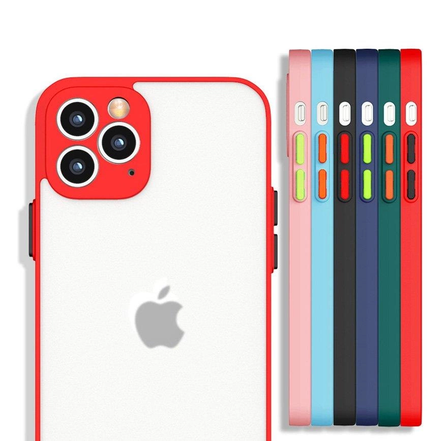 Obraz przedstawia czerwone etui na telefon z trzema otworami na aparaty i logo w kształcie jabłka. Obok znajduje się sześć innych etui w różnych kolorach, z widocznymi przyciskami bocznymi.