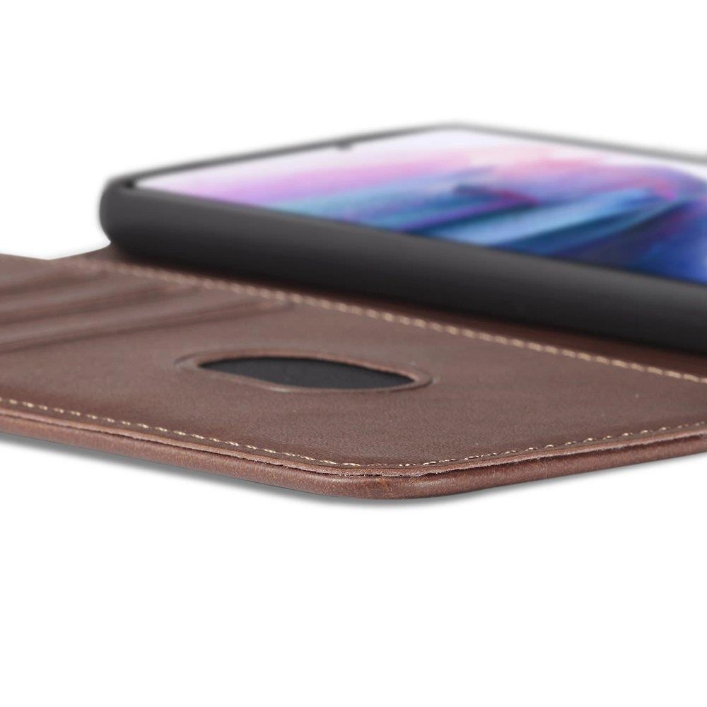 Na zdjęciu widać brązowe etui z klapką, w którym umieszczony jest smartfon. Etui posiada wycięcie na aparat oraz kieszonki na karty.