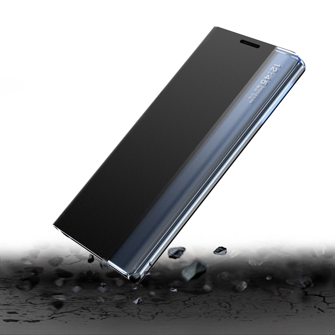 Obraz przedstawia niebieskie etui z klapką na telefon, które unosi się nad powierzchnią z rozpryskującymi się drobinami. Na klapce widoczny jest wyświetlacz z godziną 12:45.