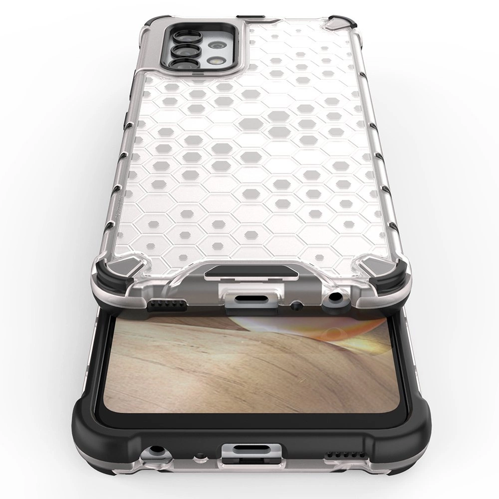 Przezroczysty etui z żelową ramką i wzorem plastra miodu, przeznaczony dla telefonu Samsung Galaxy A13 5G. Etui posiada wzmocnione narożniki i wycięcia na porty oraz aparat.