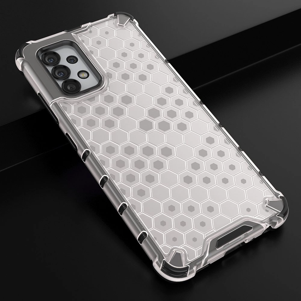 Przezroczysty etui na telefon z żelową ramką i wzorem plastra miodu, widoczny na czarnym tle. Etui posiada wycięcia na aparat i porty.