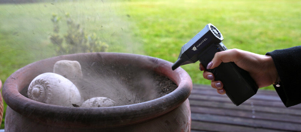 NAVITEL TF5 Turbo Jet ogród osoba czyści donicę z piasku w tle trawnik do sezonowych porządków w ogrodzie mocny i stabilny strumień powietrza usuwa liście, kurz, drobne gałązki inne zanieczyszczenia z trawnika i ścieżek lekka konstrukcja ergonomiczny uchwyt