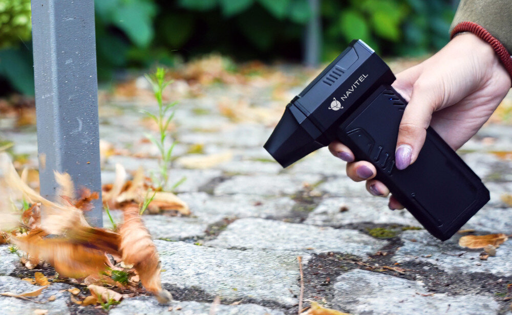 NAVITEL TF5 Turbo Jet ogród osoba czyści chodnik usuwa kurz, liście, drobne kamienie oraz inne zanieczyszczenia z podjazdów, chodników i ścieżek szybkie uporządkowanie estetyczny wygląd posesji komfort użytkowania