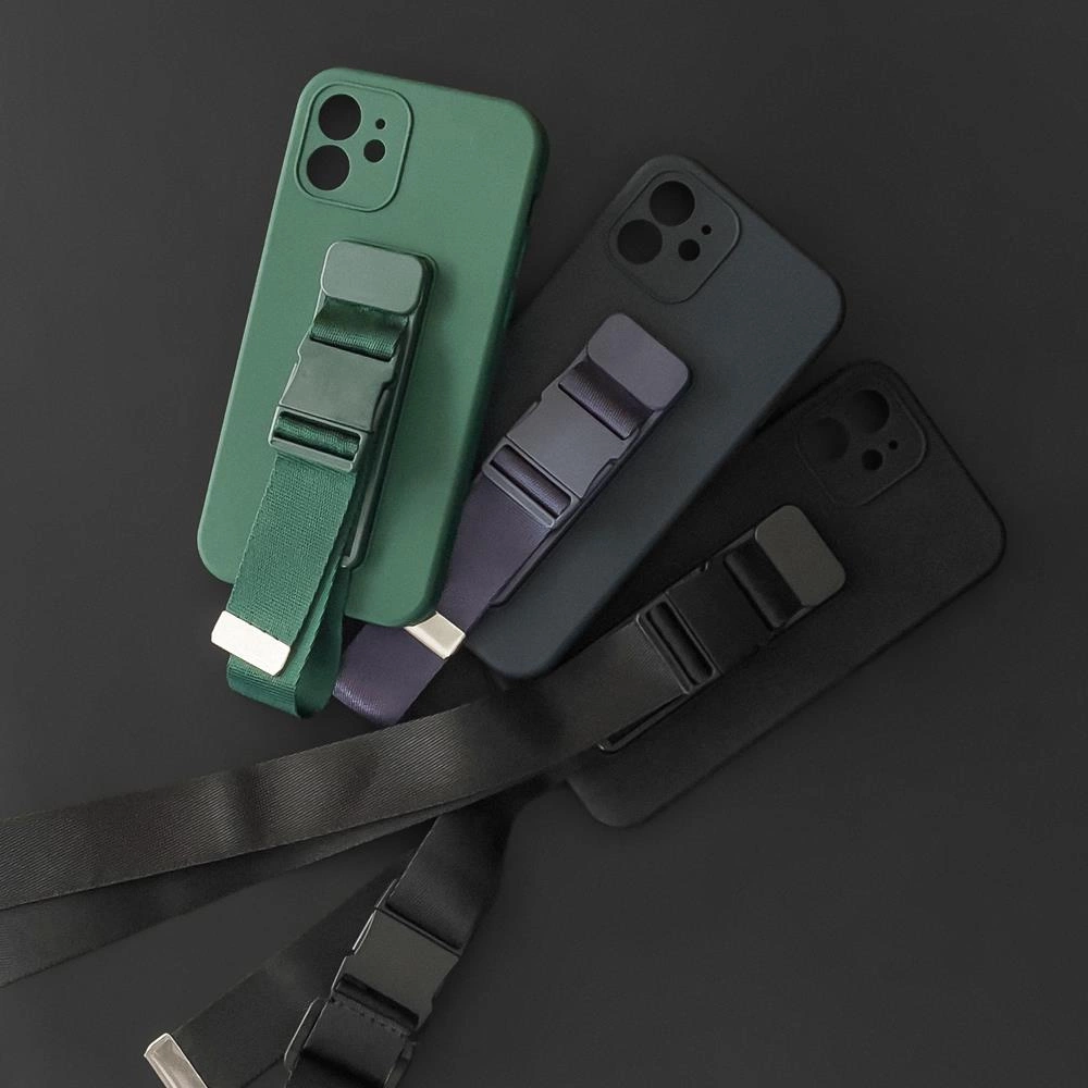 Na obrazie widoczne są cztery silikonowe etui na telefon w kolorach zielonym, granatowym, czarnym i ciemnoszarym, każde z przypiętą smyczą. Etui mają wycięcia na aparat i przyciski oraz metalowe klamry na smyczach.