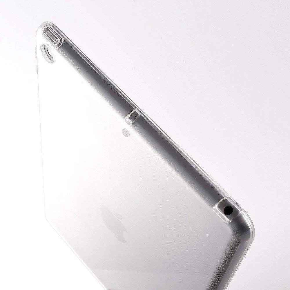 Przezroczyste etui na tablet wykonane z elastycznego silikonu, z widocznymi wycięciami na kamerę i przyciski. Na etui znajduje się logo w kształcie nadgryzionego jabłka.