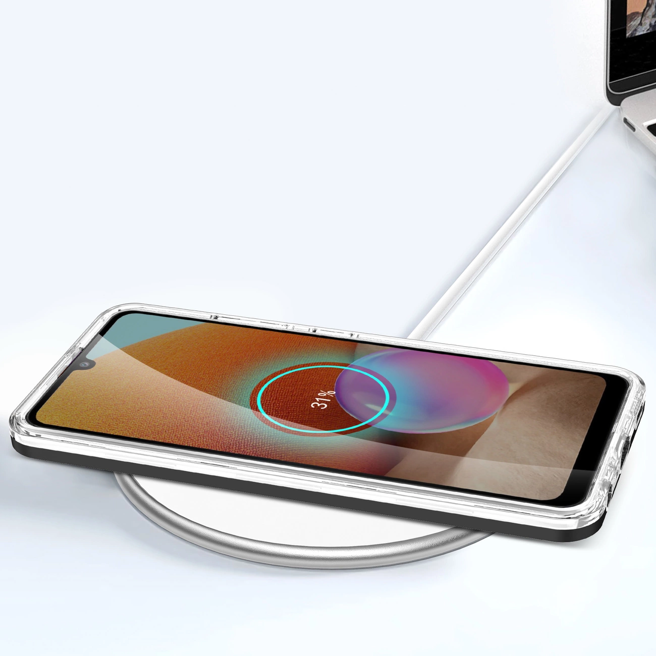 Smartfon w przezroczystym etui leży na bezprzewodowej ładowarce. Na ekranie widoczny jest wskaźnik ładowania z napisem \'31%\'.