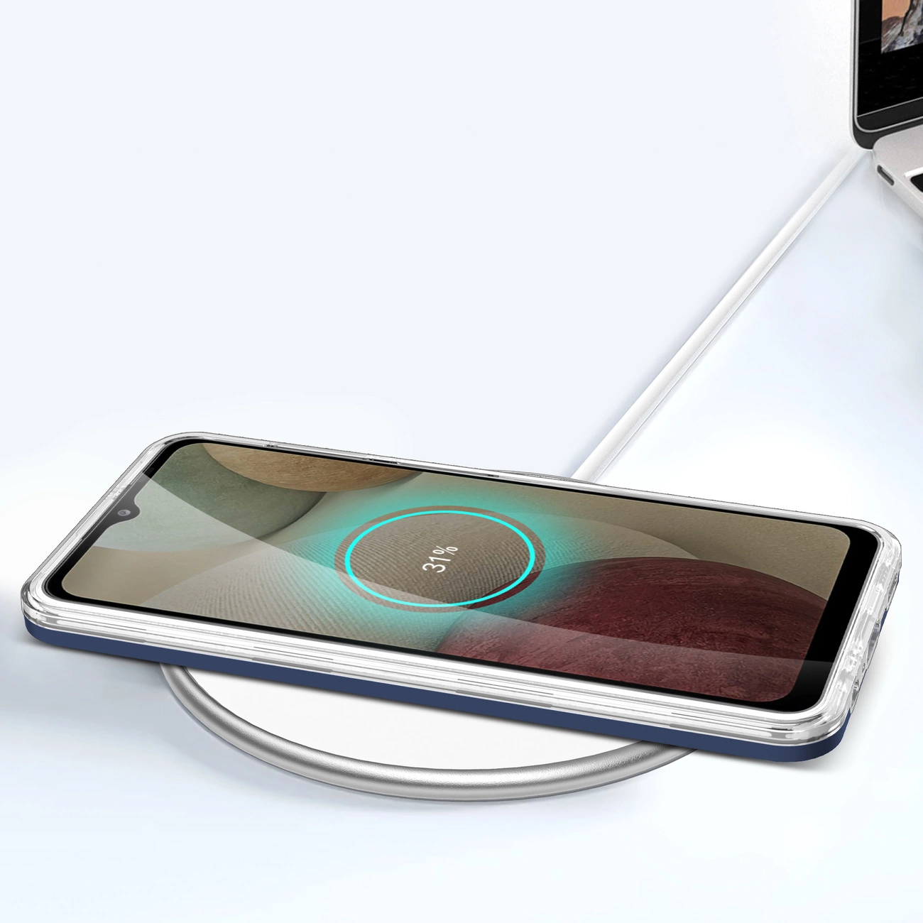 Smartfon w przezroczystym etui z niebieską ramką leży na bezprzewodowej ładowarce. Na ekranie widoczny jest wskaźnik ładowania z napisem \'3%\'.