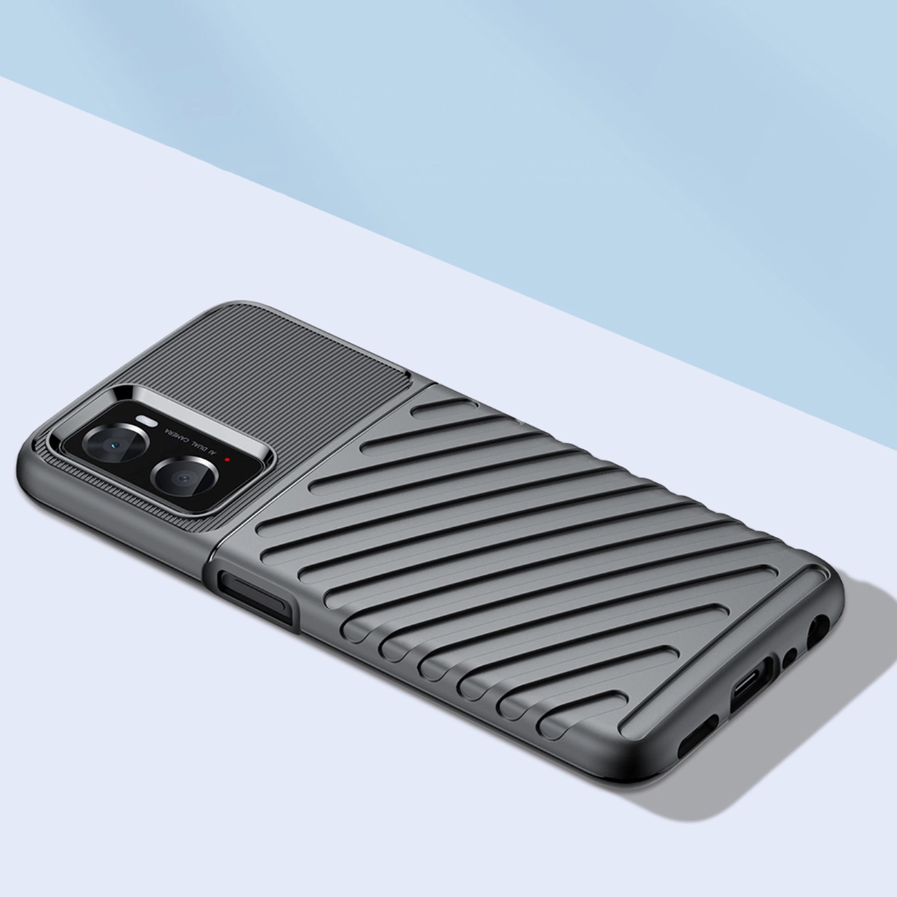 Czarne, elastyczne etui ochronne z teksturowanym wzorem w ukośne linie, przeznaczone na smartfon z widocznymi wycięciami na aparat i porty.