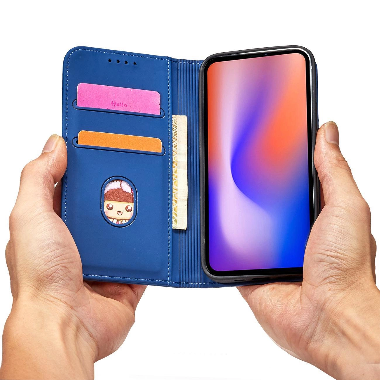 Niebieskie etui na telefon z miejscem na karty, w którym znajduje się telefon z kolorowym ekranem. Wewnątrz etui widoczne są dwie karty oraz ilustracja postaci z napisem \'Hello\'.