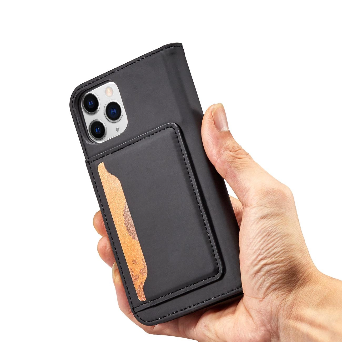 Osoba trzyma czarne etui na telefon z miejscem na karty, które jest przymocowane do tylnej części obudowy. Telefon ma trzy obiektywy aparatu i błyszczący element dekoracyjny na etui.