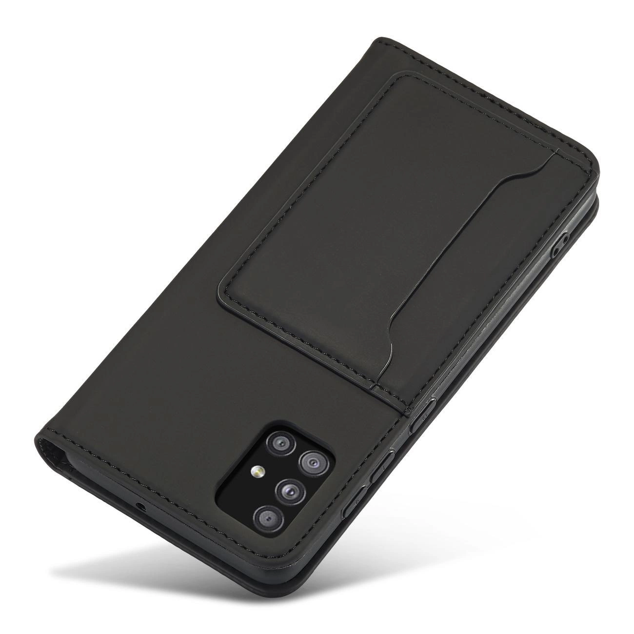 Czarne etui na telefon z kieszenią na karty, widoczne są wycięcia na aparat i przyciski boczne. Etui ma prosty, elegancki design z przeszyciami na krawędziach.