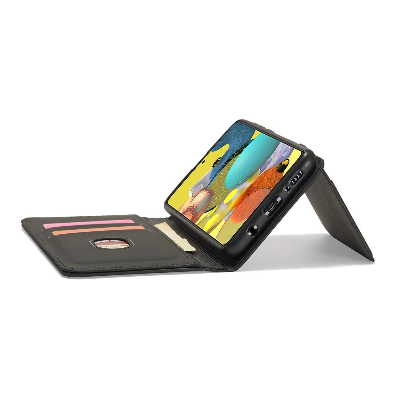 Czarne etui na telefon z funkcją podstawki, posiadające miejsce na karty. Telefon w etui wyświetla kolorowy ekran.