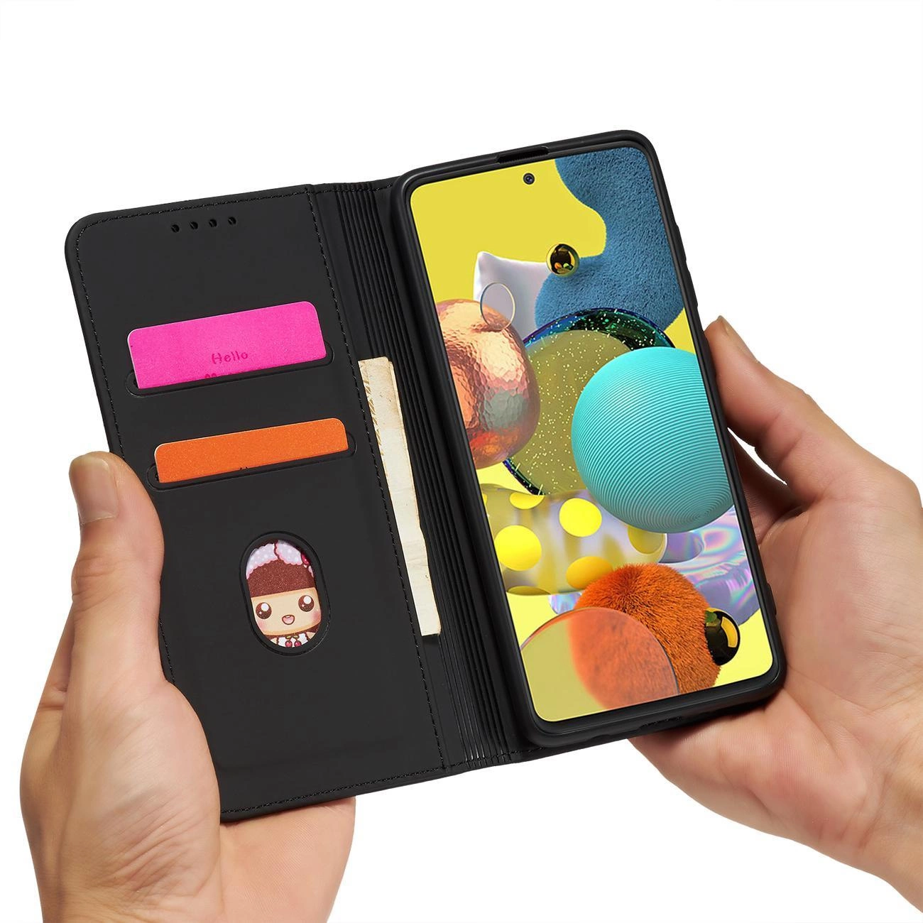 Etui na telefon w formie portfela z miejscem na karty, trzymane w dłoniach. Wewnątrz widoczne są dwie kolorowe karty oraz otwór z rysunkiem postaci.