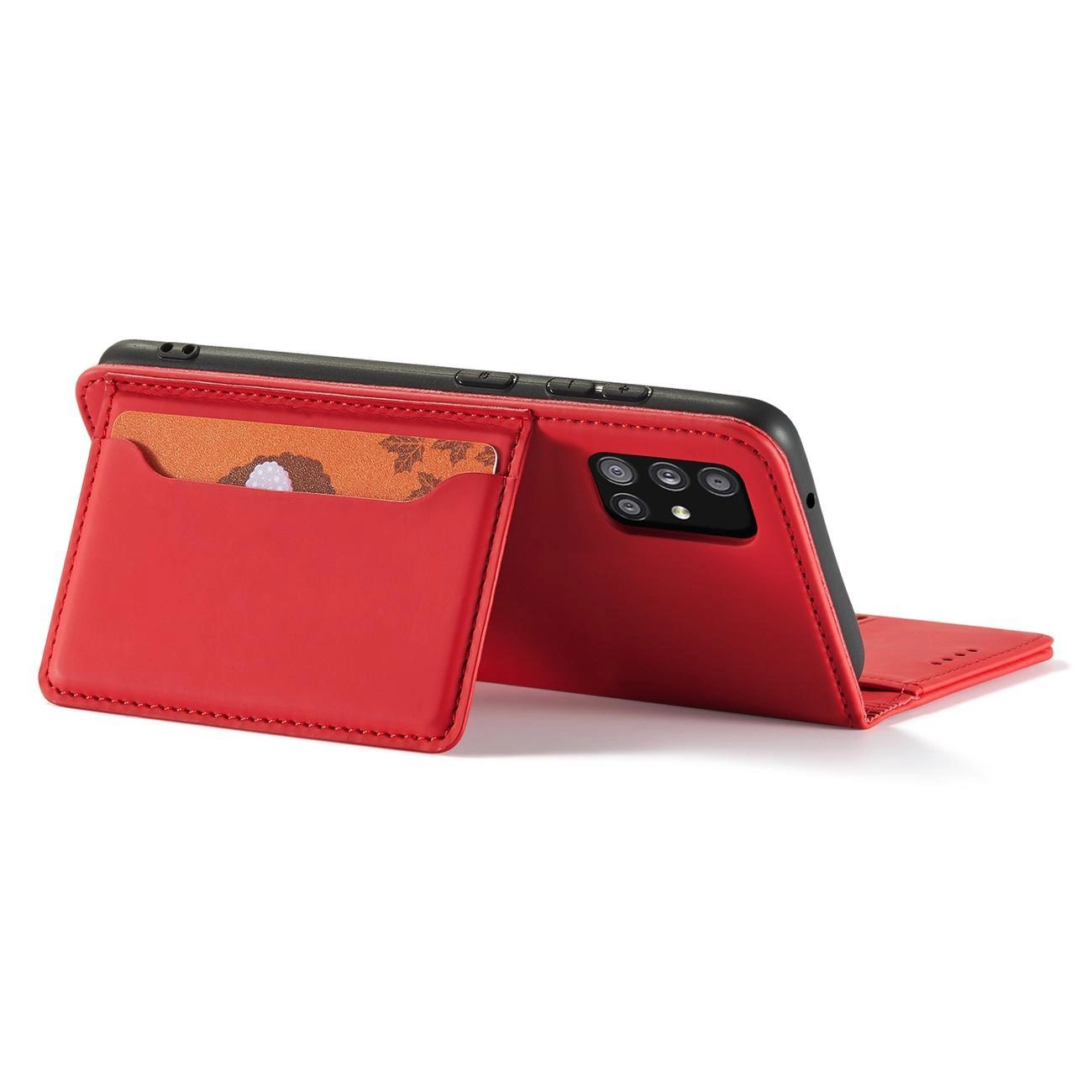 Czerwone etui na telefon z funkcją podstawki i kieszenią na kartę, w której znajduje się karta o pomarańczowym wzorze. Telefon w etui ma widoczne trzy obiektywy aparatu.