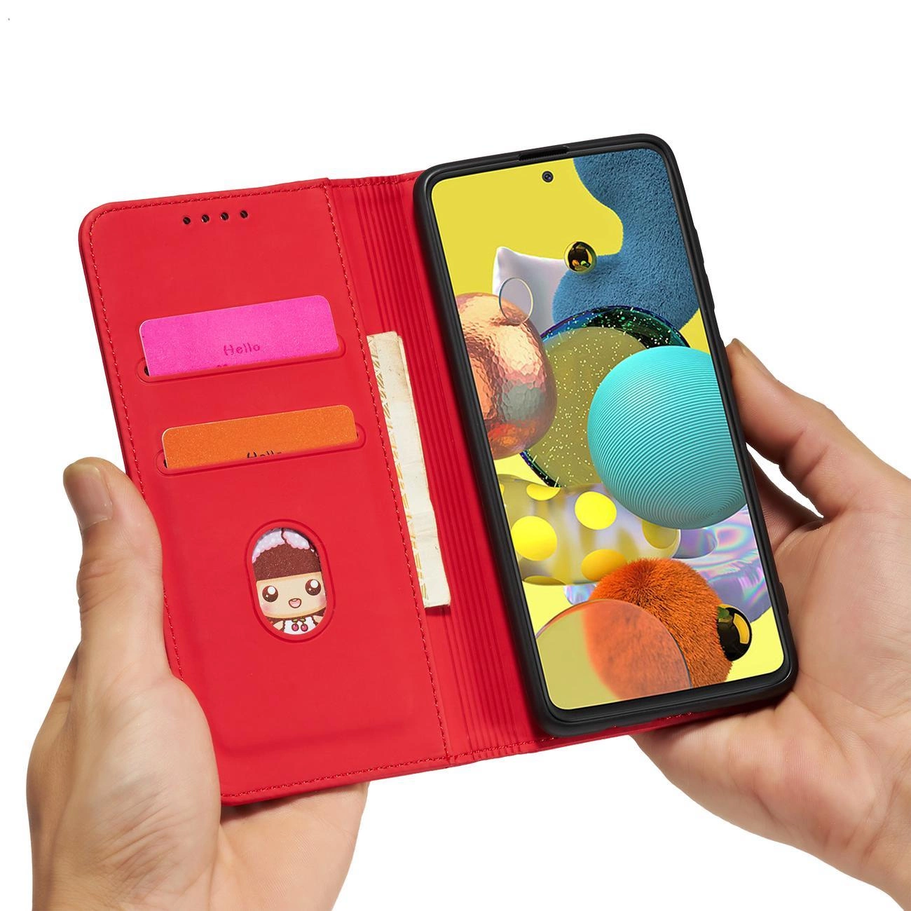 Czerwone etui na telefon z miejscem na karty, trzymane w dłoniach. Wewnątrz widoczne są dwie kolorowe karty z napisami \'Hello\' oraz ilustracja postaci.