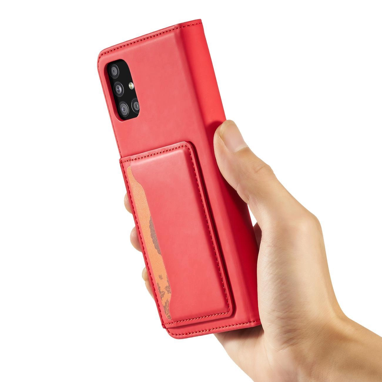Czerwone etui na telefon z kieszenią na karty, trzymane w dłoni. Widoczne są wycięcia na aparat i przyciski telefonu.