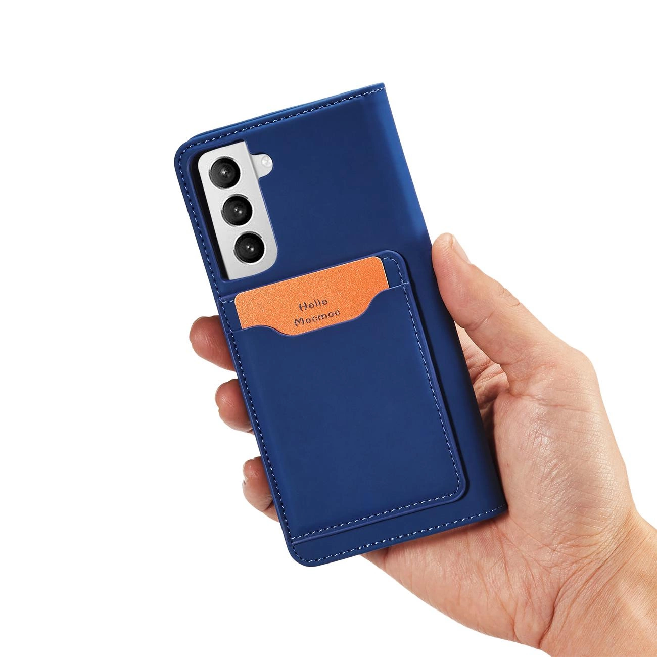 Niebieskie etui na telefon z kieszonką na kartę, trzymane w dłoni. W kieszeni znajduje się pomarańczowa karta z napisem \'Hello Mocmoc\'.