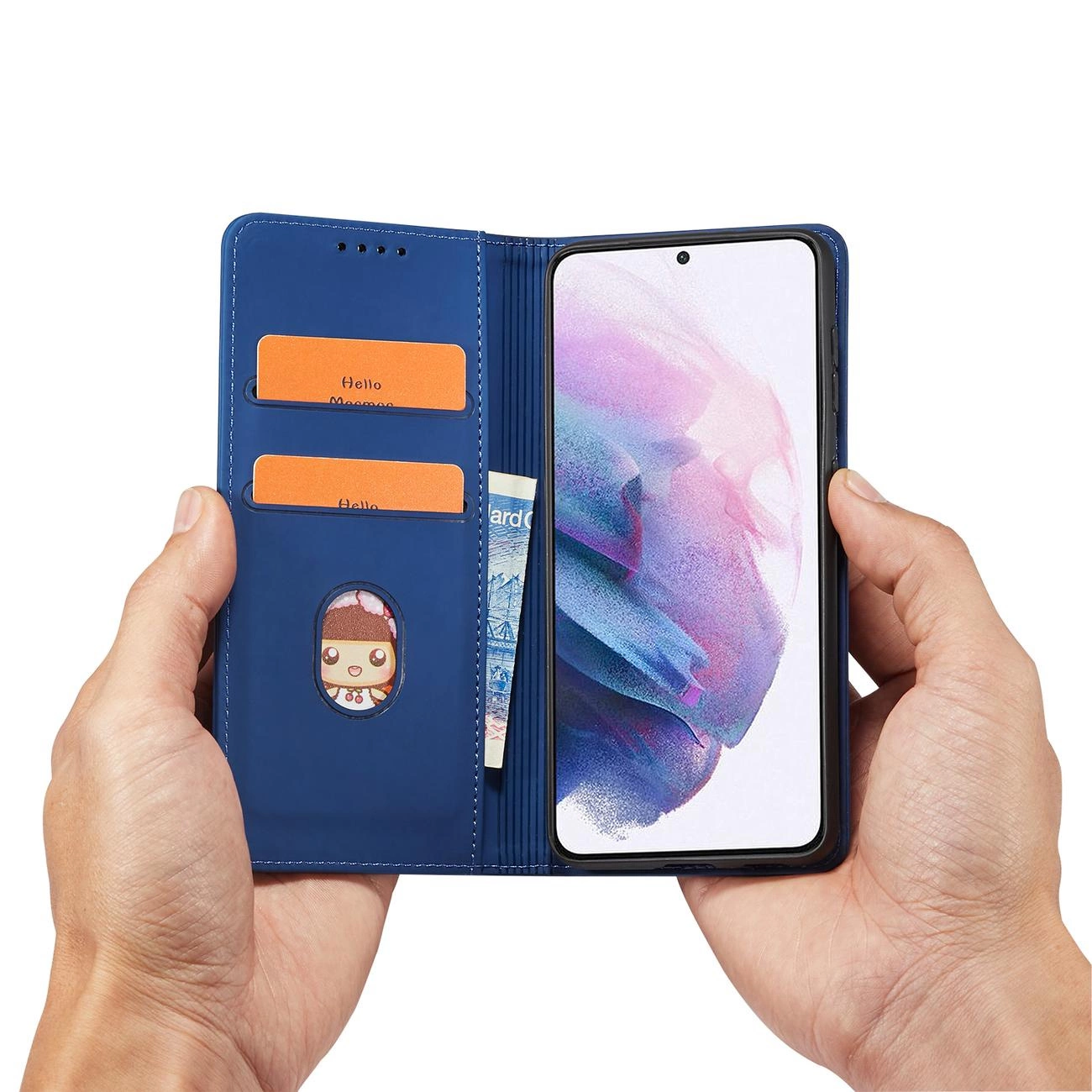 Niebieskie etui na telefon z miejscem na karty, w którym znajdują się dwie pomarańczowe karty z napisem \'Hello\'. Obok kart widać banknot oraz rysunek postaci w okienku.