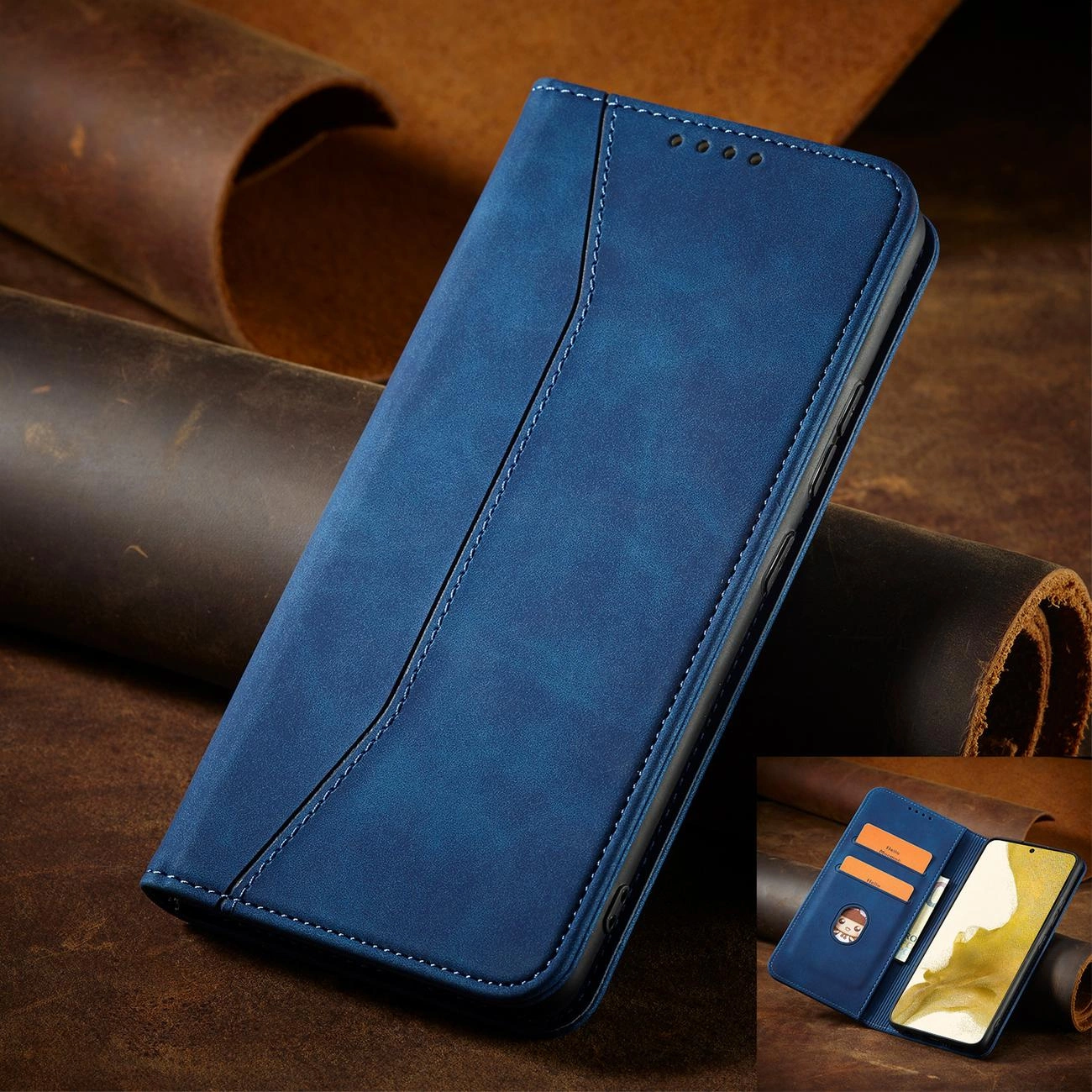 Niebieskie etui z klapką na telefon, wykonane z materiału imitującego skórę, z widocznymi przeszyciami. W dolnym rogu widać otwarte etui z miejscem na karty i telefon.