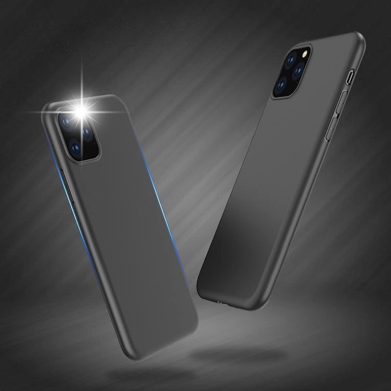Obraz przedstawia dwa czarne etui na telefon, jedno z nich z błyskiem przy aparacie. Etui mają gładką powierzchnię i wycięcia na przyciski oraz aparat.