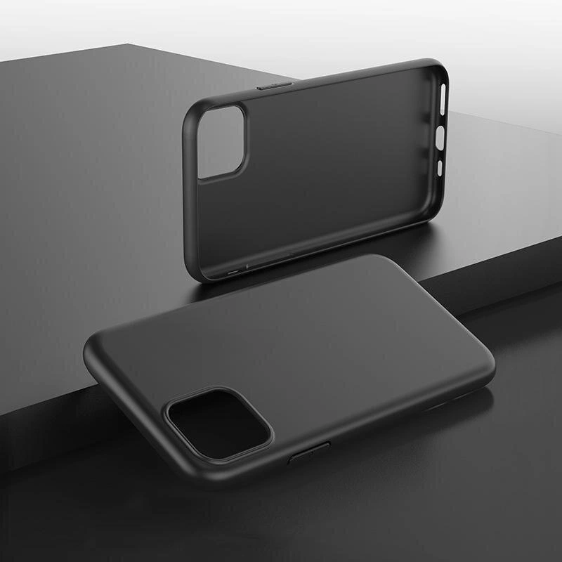 Na obrazie widoczne są dwa czarne, żelowe etui na telefon, jedno leży płasko, a drugie jest ustawione pionowo. Etui mają wycięcia na aparat i przyciski.