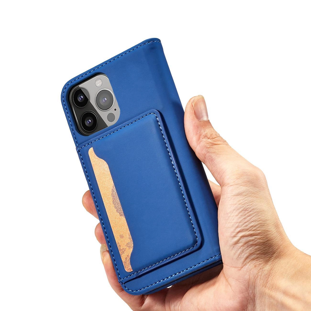 Osoba trzyma niebieskie etui na telefon z klapką, które ma kieszonkę na kartę. Widać aparat telefonu z trzema obiektywami.