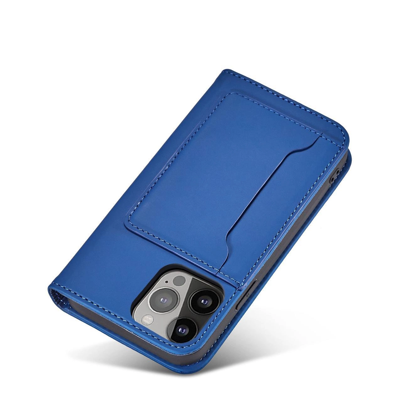 Niebieskie etui na telefon z klapką, posiada wycięcie na aparat i kieszonkę na karty. Etui jest zamknięte, a jego powierzchnia jest gładka z widocznymi przeszyciami.