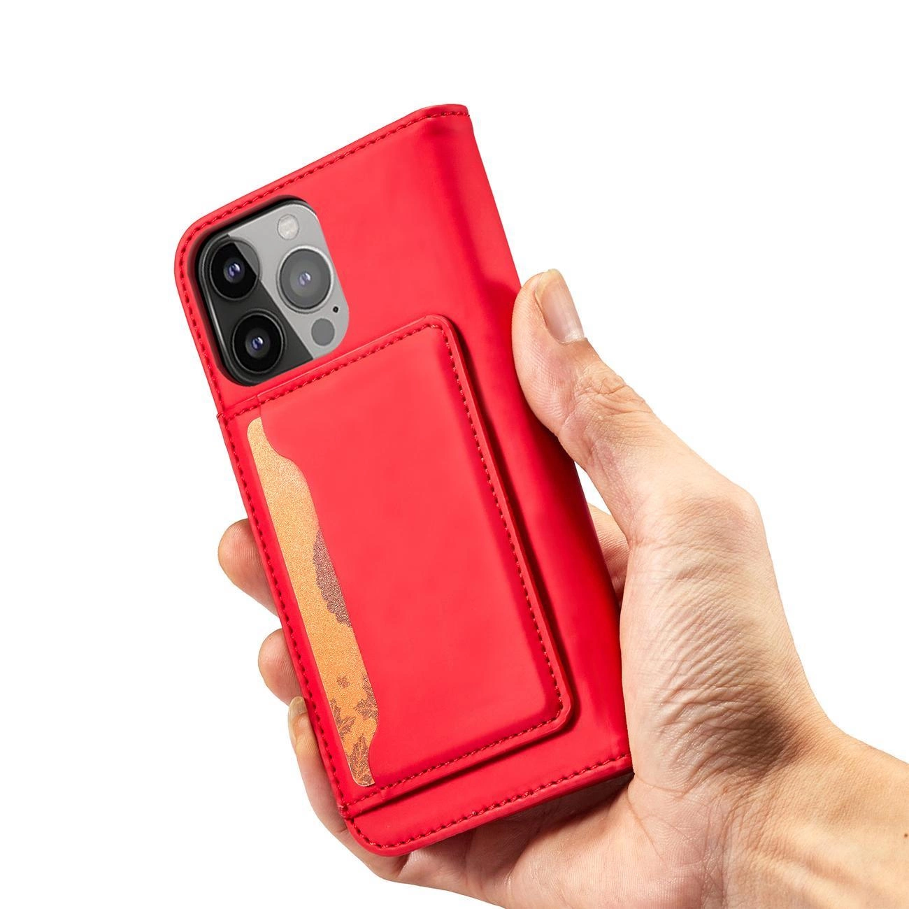 Czerwone etui na telefon z klapką i miejscem na kartę, trzymane w dłoni. Widoczne są trzy obiektywy aparatu telefonu.