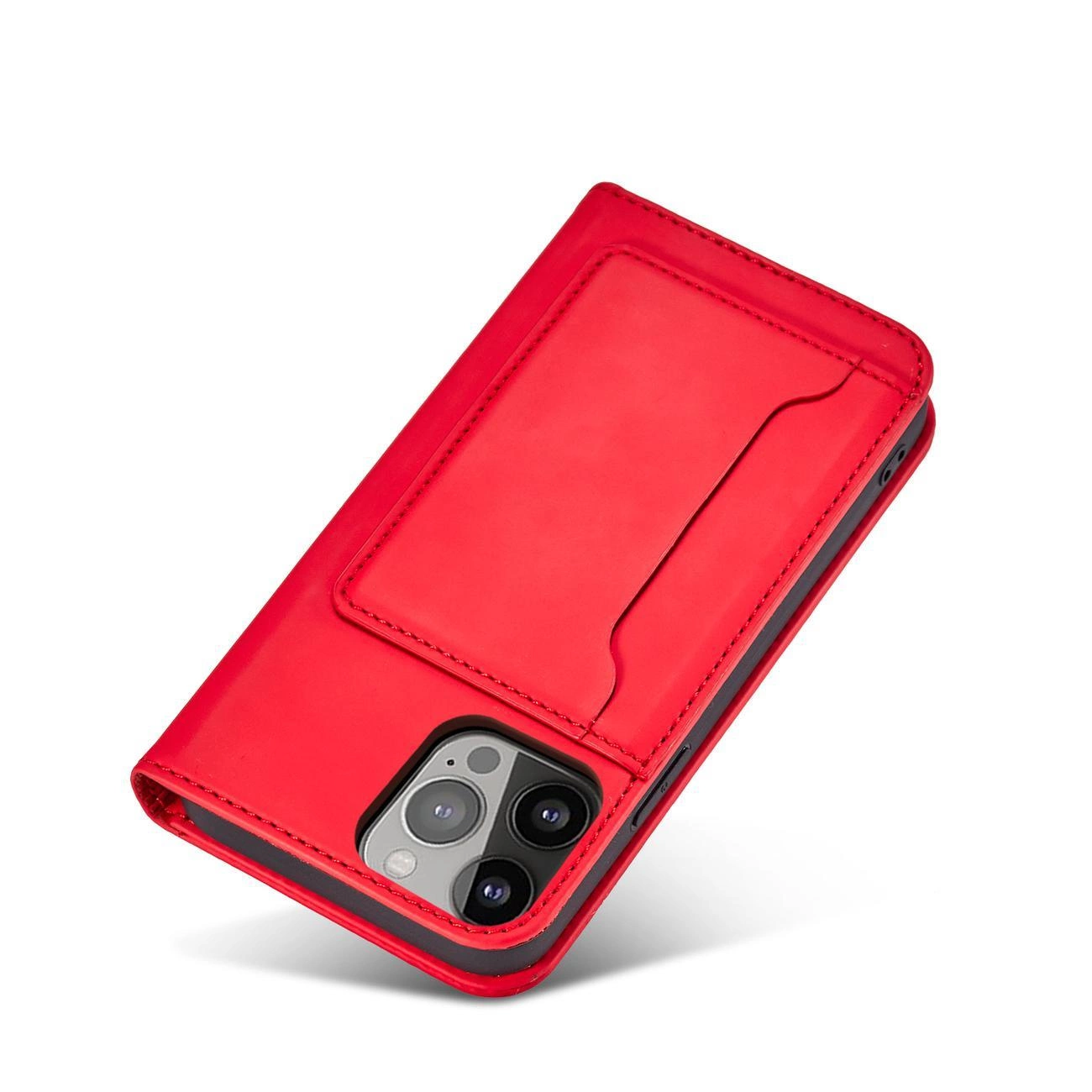 Czerwone etui na telefon z klapką i miejscem na karty, widoczne są trzy obiektywy aparatu telefonu. Etui ma gładką powierzchnię i wycięcia na przyciski oraz porty.