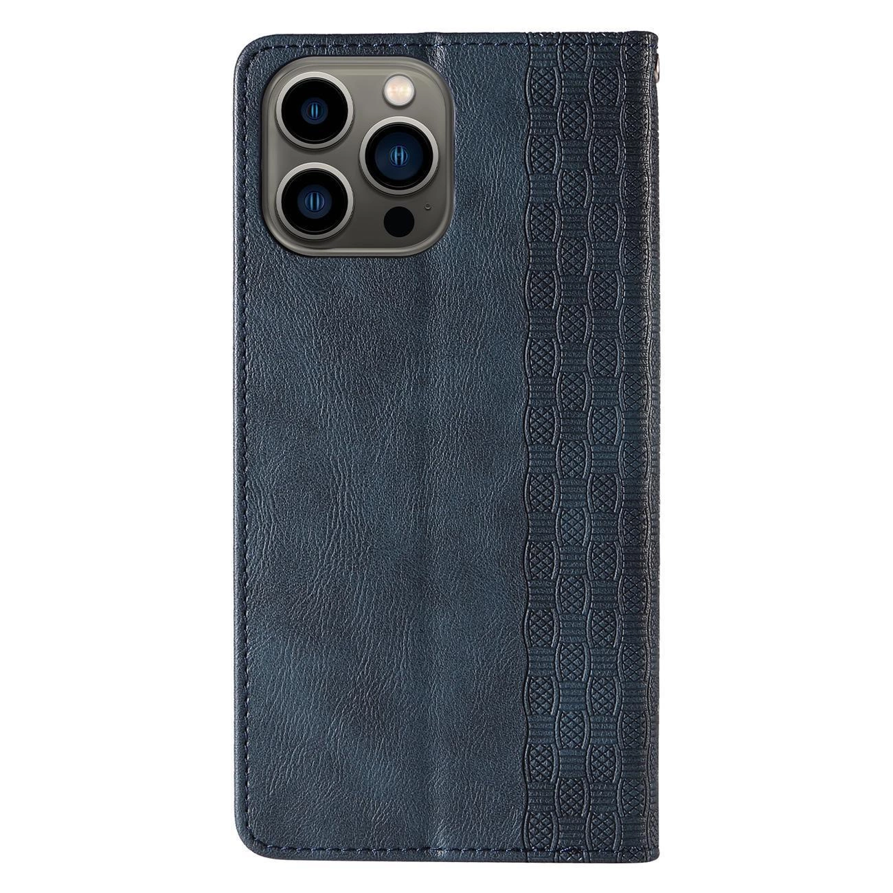 Niebieskie etui na telefon z klapką, posiadające teksturowany wzór po jednej stronie. Widoczny jest aparat telefonu z trzema obiektywami i lampą błyskową.
