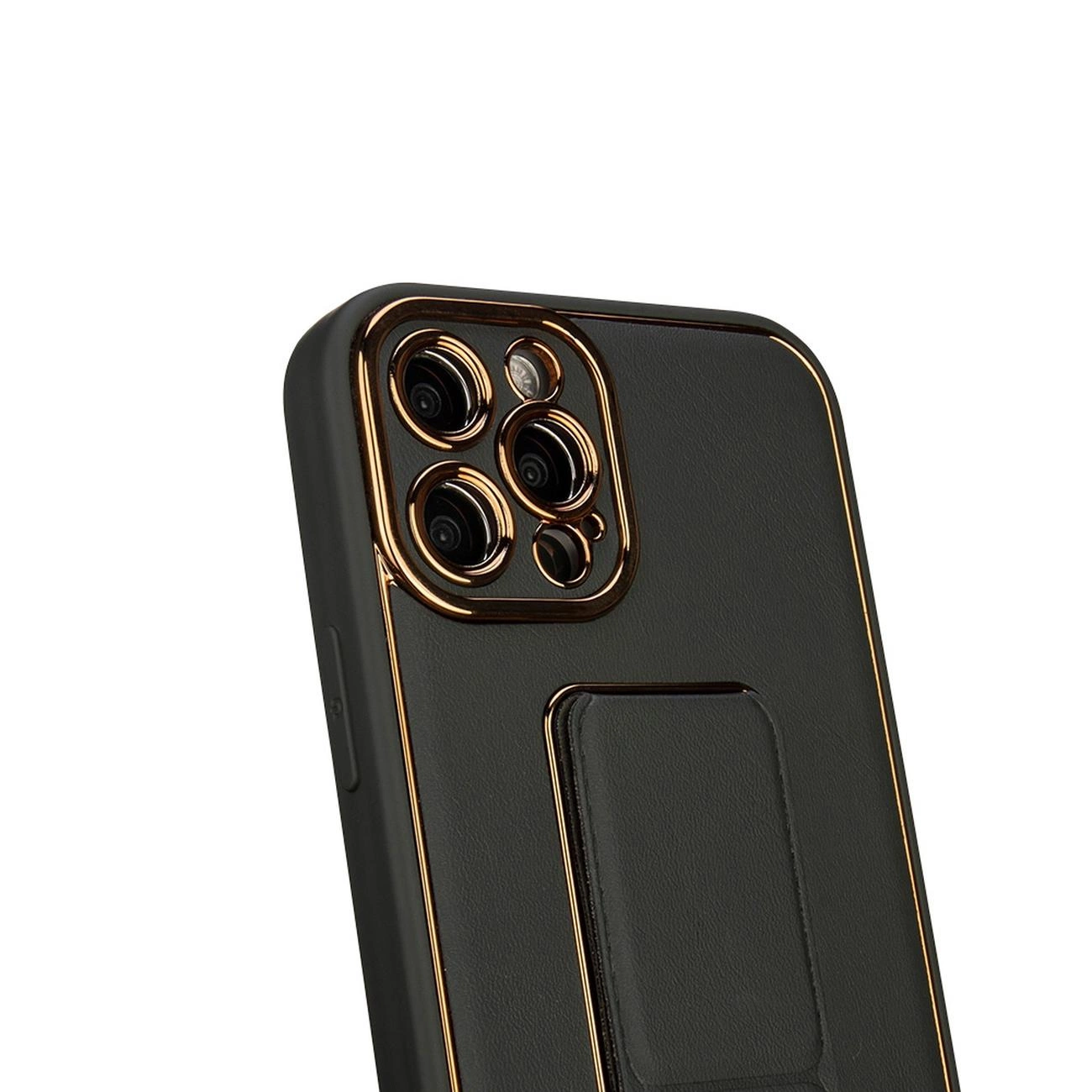 Czarny futerał na telefon z metalicznymi akcentami wokół aparatu i wbudowaną podstawką. Etui jest przeznaczone dla modelu telefonu z trzema obiektywami aparatu.