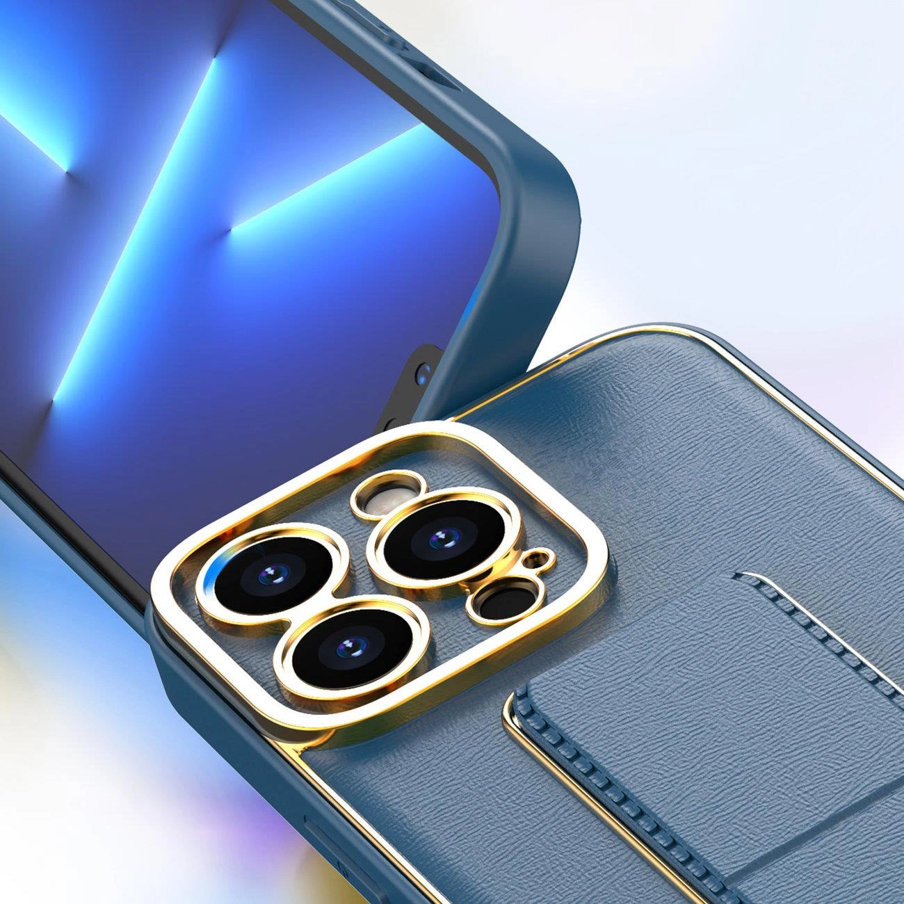 Obraz przedstawia etui na telefon z trzema wycięciami na aparaty, ozdobionymi złotą ramką. Etui ma teksturę przypominającą skórę i jest w kolorze niebieskim.