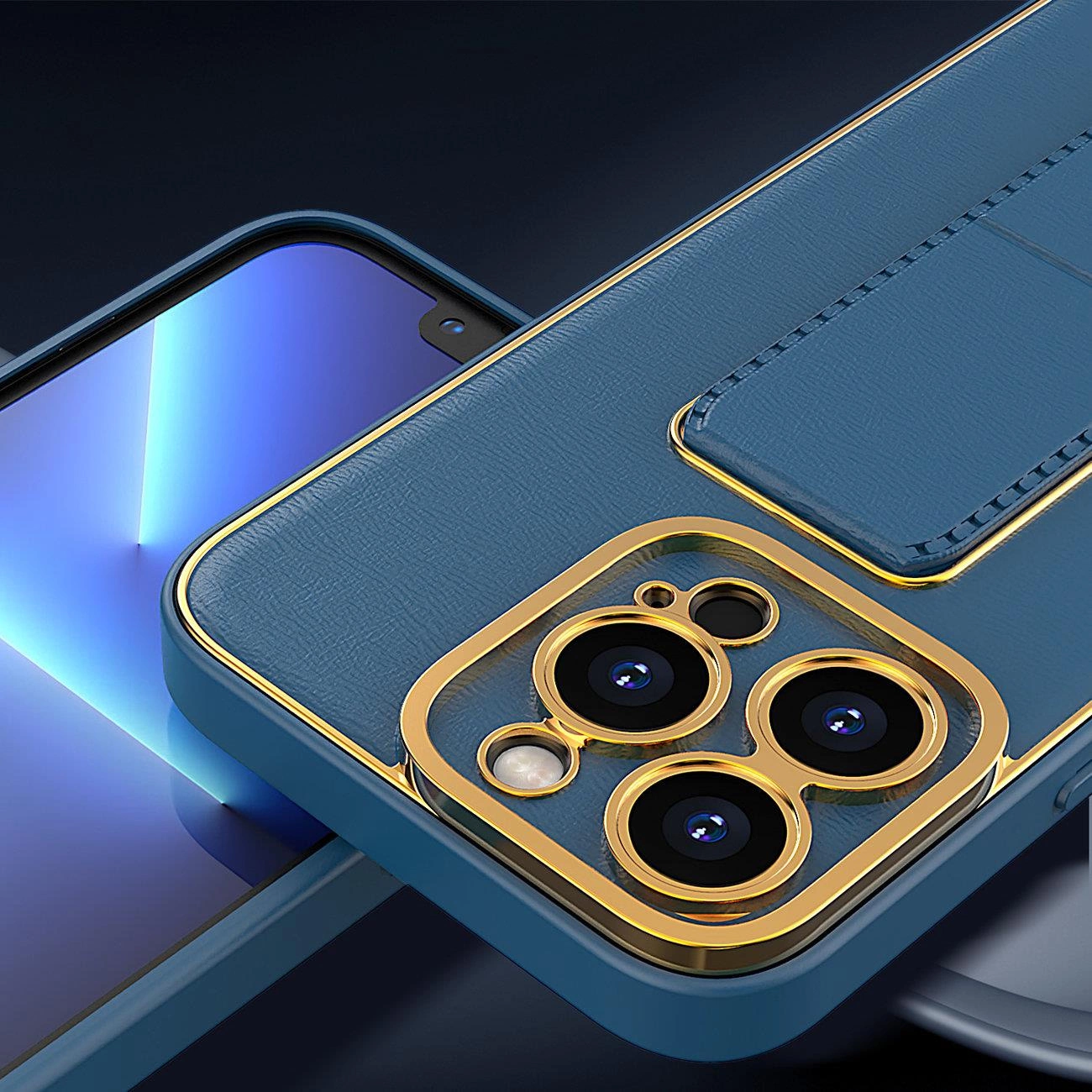 Obraz przedstawia niebieskie etui na telefon z widocznymi trzema aparatami i złotymi obwódkami wokół obiektywów. Etui ma teksturę przypominającą skórę i posiada wbudowaną podstawkę.